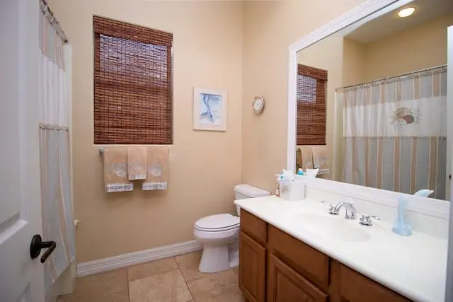 Photo of a modern bathroom